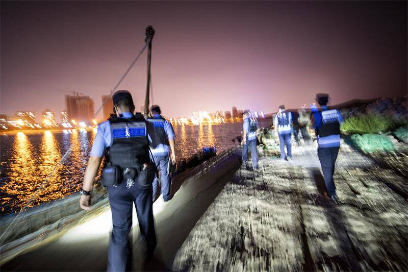 威海高区海岸警察夜巡渔港守护平安