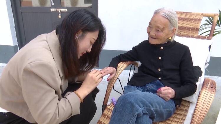 聊城97岁“最潮老奶奶”走红网络 喜欢吃雪糕爱涂红指甲