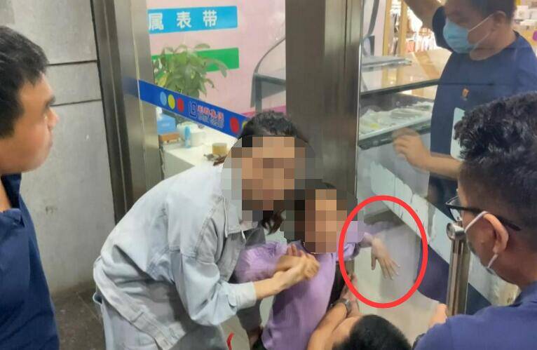 日照：5岁女童手臂被卡商场玻璃门 消防快速解救