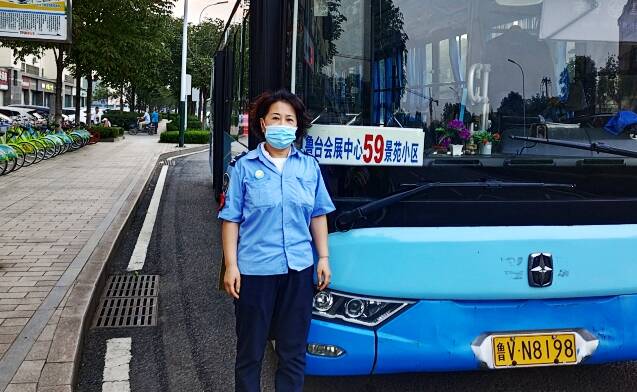 身边正能量｜伤者瘫坐路上，险！潍坊公交驾驶员上前“温暖搀扶”