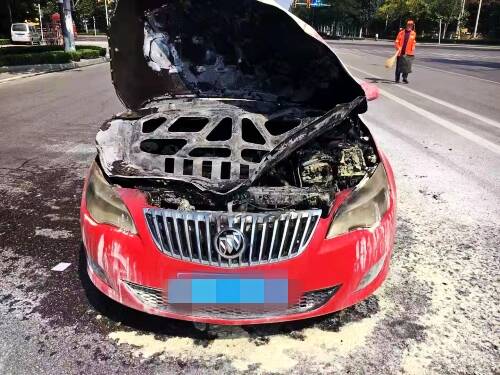 轿车突然起火 潍坊2名公交驾驶员和乘客合力灭火