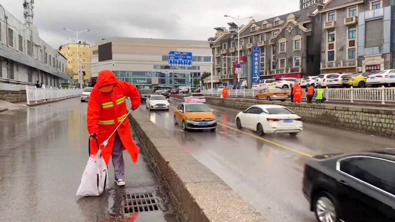 泰安 “城市管家”暴雨中坚守一线防道路积水