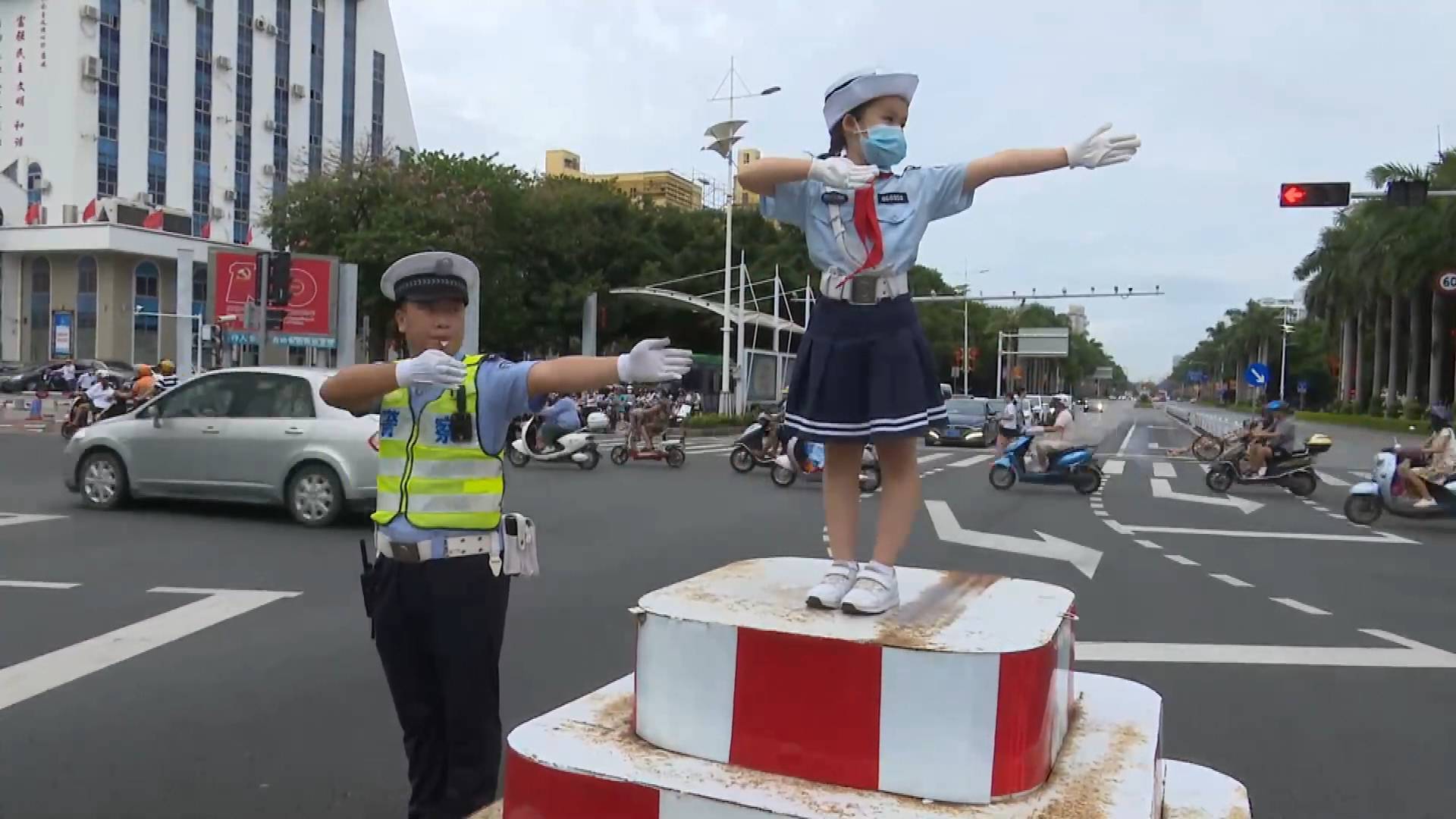 與交警動作神同步！萌娃變身“小交警” 上崗臺指揮