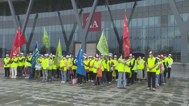​东营区：百人志愿者齐上阵 彰显环保卫士形象 120多名志愿者参加活动
