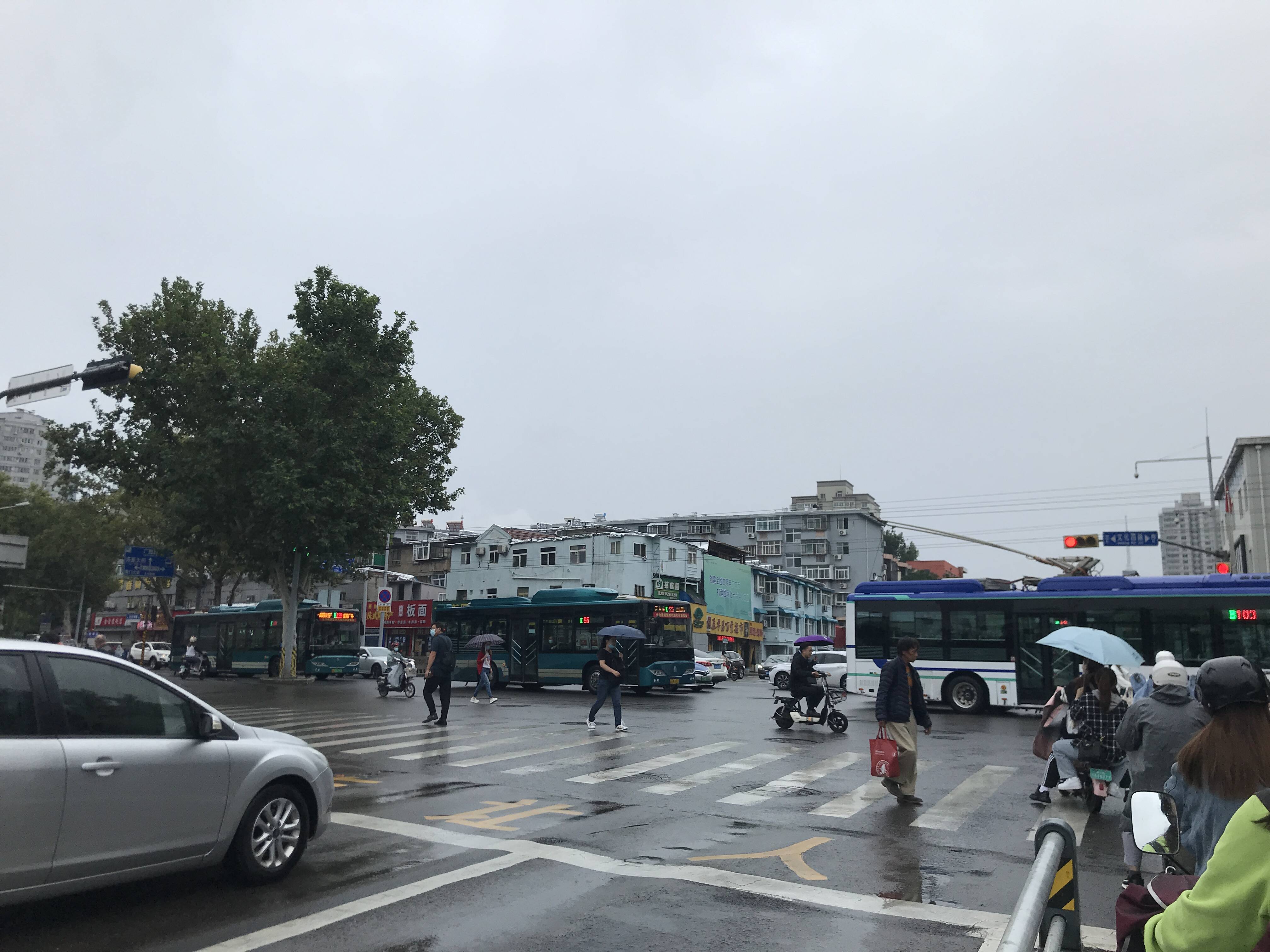 济南市发布暴雨蓝色预警信号，今天南部地区有大到暴雨，北部有中雨