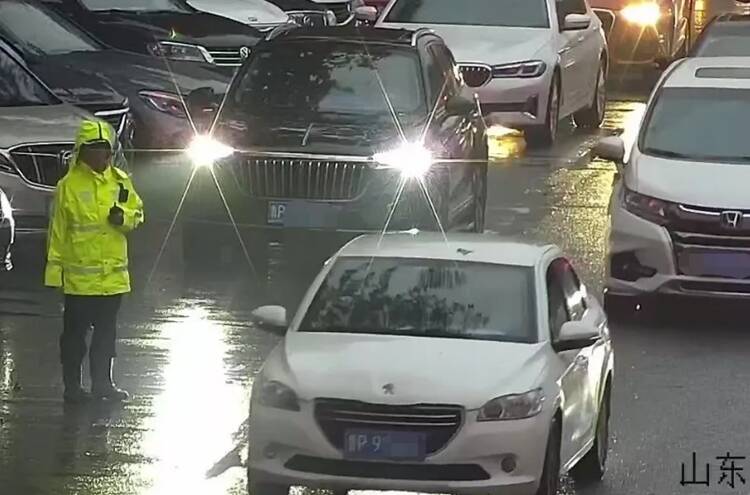 聊城交警温馨举措：雨天行车，这项交通违法不予处罚！