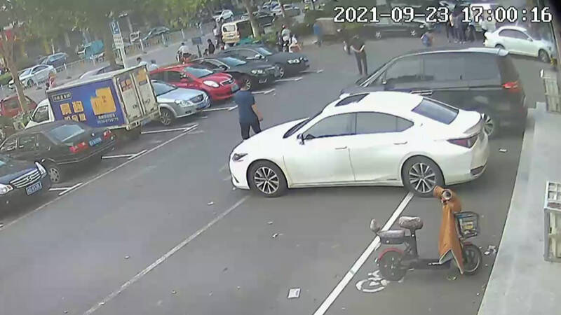 潍坊诸城：老人意外卷入车底 警民合力抬车救人
