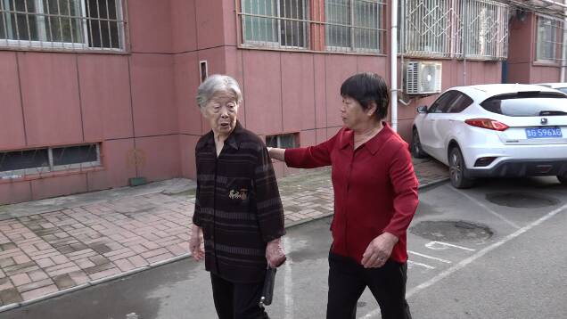 潍坊八旬老党员当起了老旧小区“物业管家” 服务10年分文不取