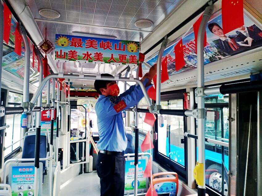 潍坊公交驾驶员精心打造“国庆主题”公交车 自费购买口罩确保乘客顺利出行