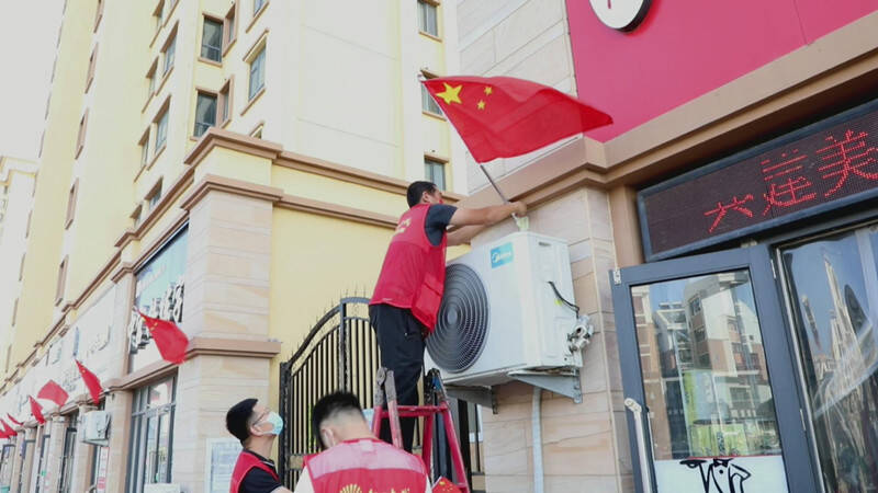 潍坊昌邑：挂国旗迎国庆 最美“中国红”表白祖国
