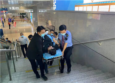 潍坊火车站一旅客突然晕倒 车站工作人员、医生接力救助