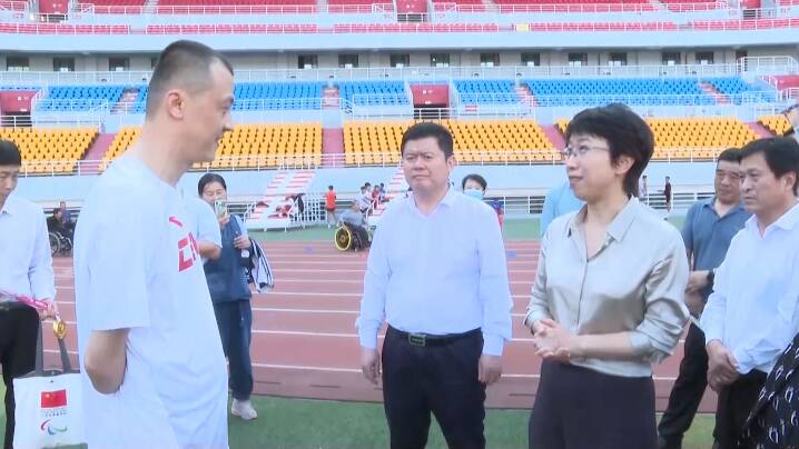 聊城市长李长萍看望慰问贾红光和在训残疾人运动员