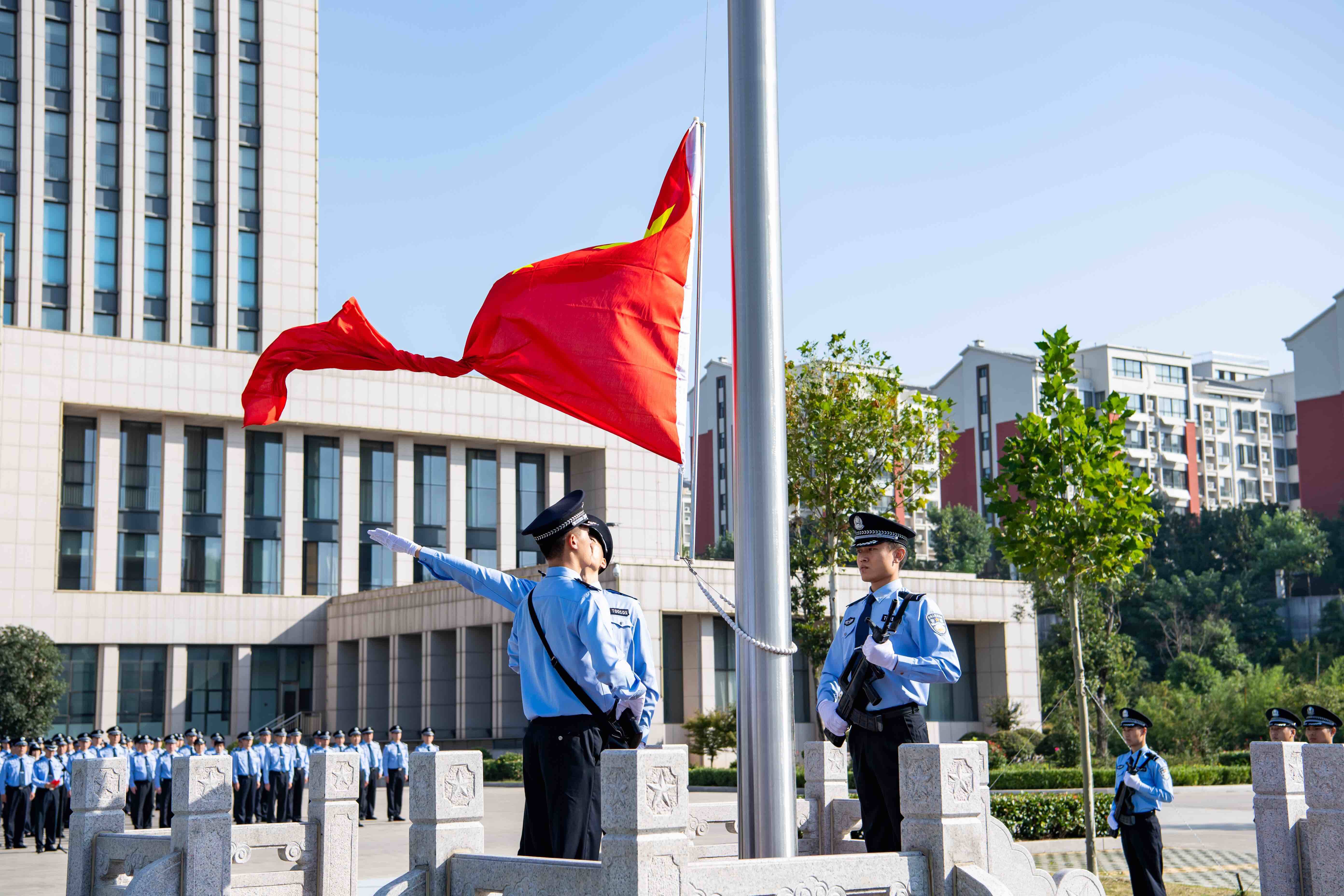 枣庄市公安局举行迎国庆升国旗仪式