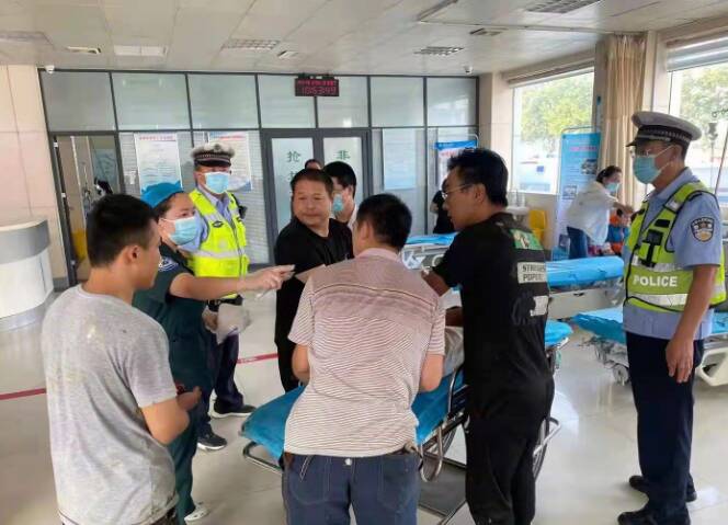 一名工人手腕受伤急需转院 滨州博兴交警紧急护送