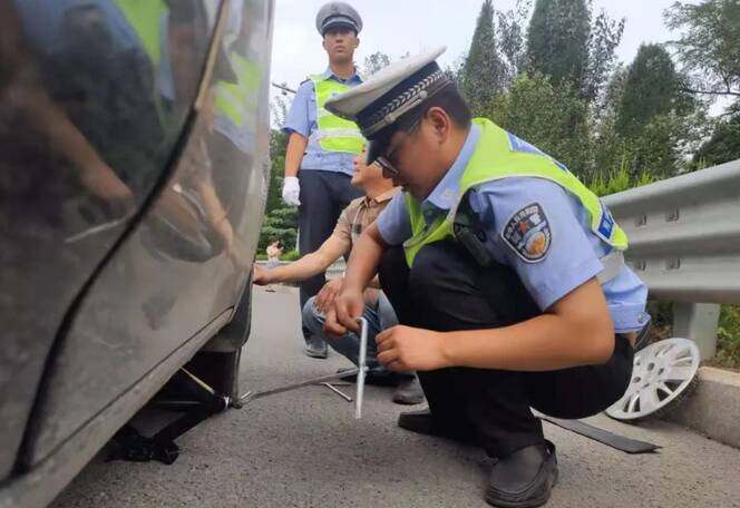一车主车辆轮胎被扎 滨州高新民警帮忙更换