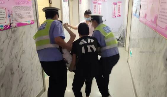 警情就是指令 滨州高新交警紧急护送孕妇就医