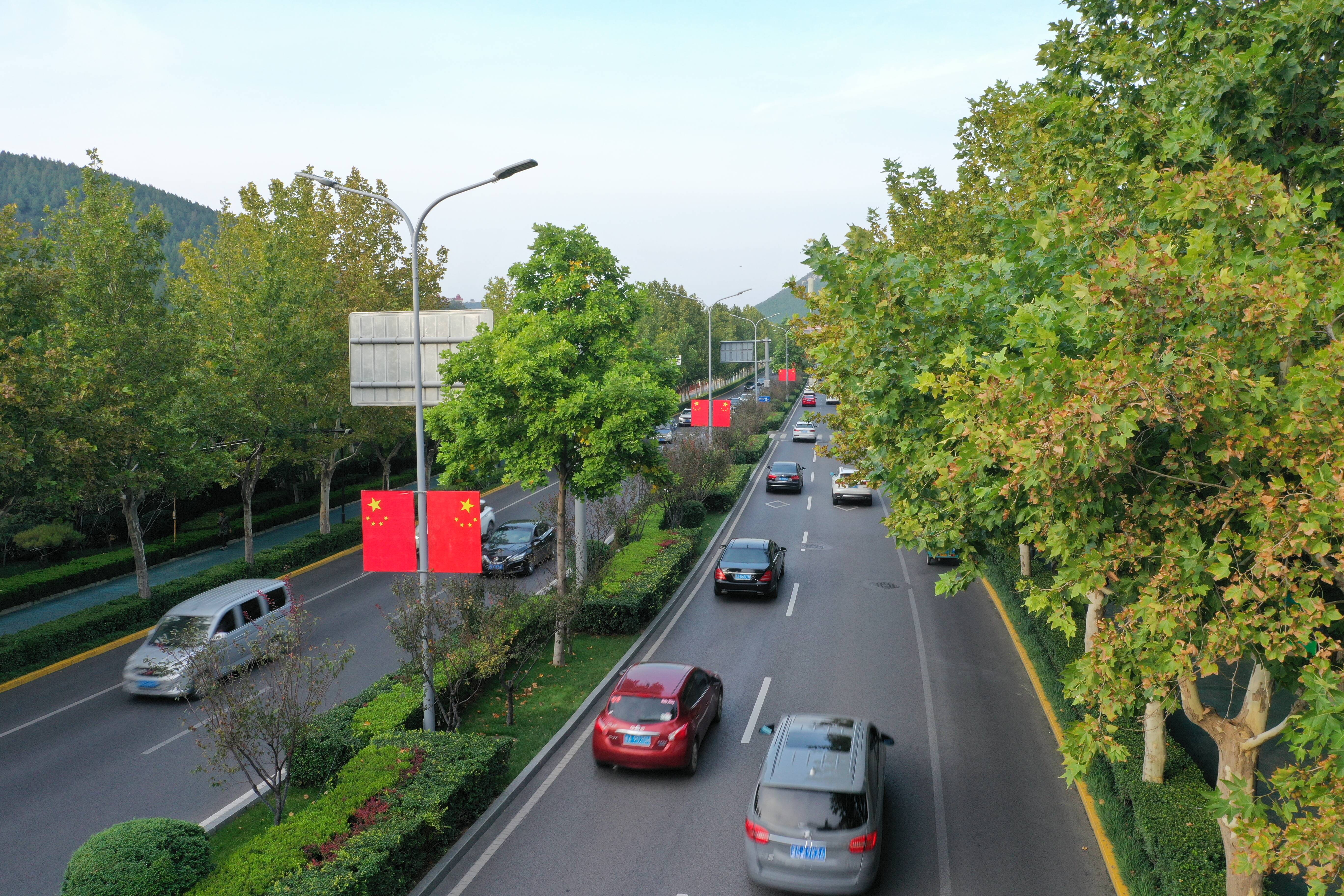 国旗鲜花扮靓街头济南市市中区街头洋溢中国红