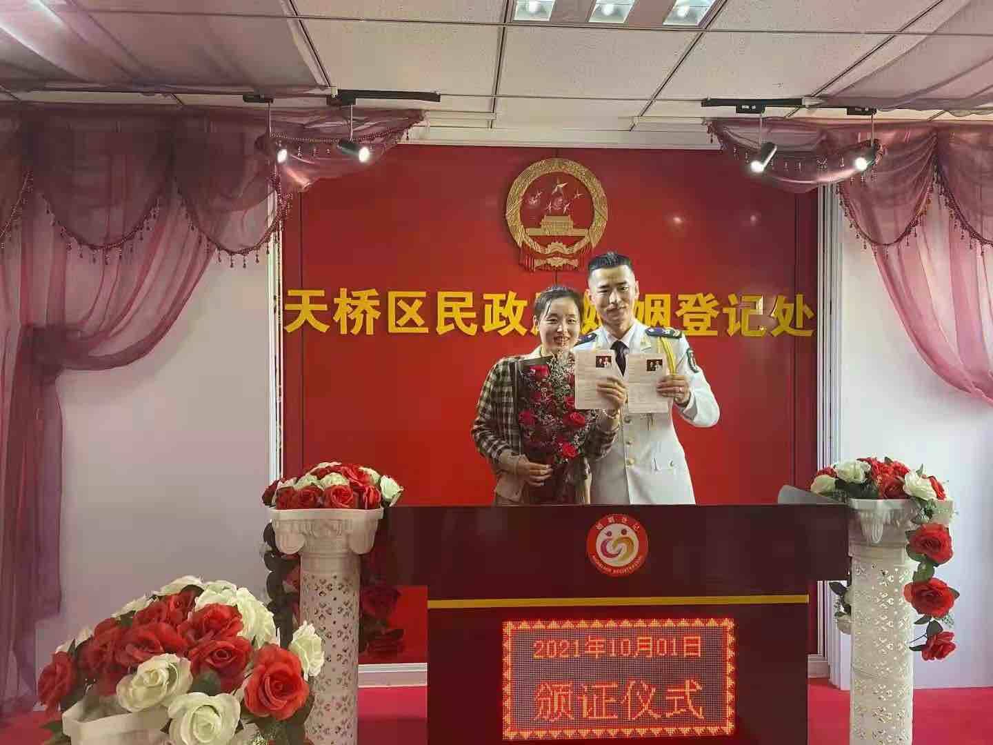 与祖国同庆！济南国庆14处婚姻登记处开放，为200对新人颁发结婚证