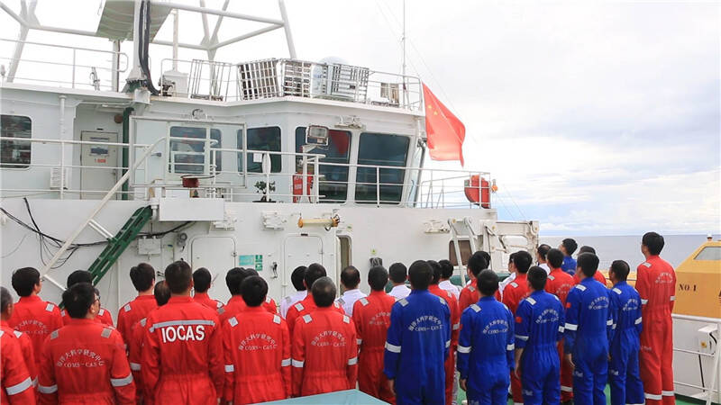 祝福祖国：科学号科考船在西太平洋举行升国旗仪式