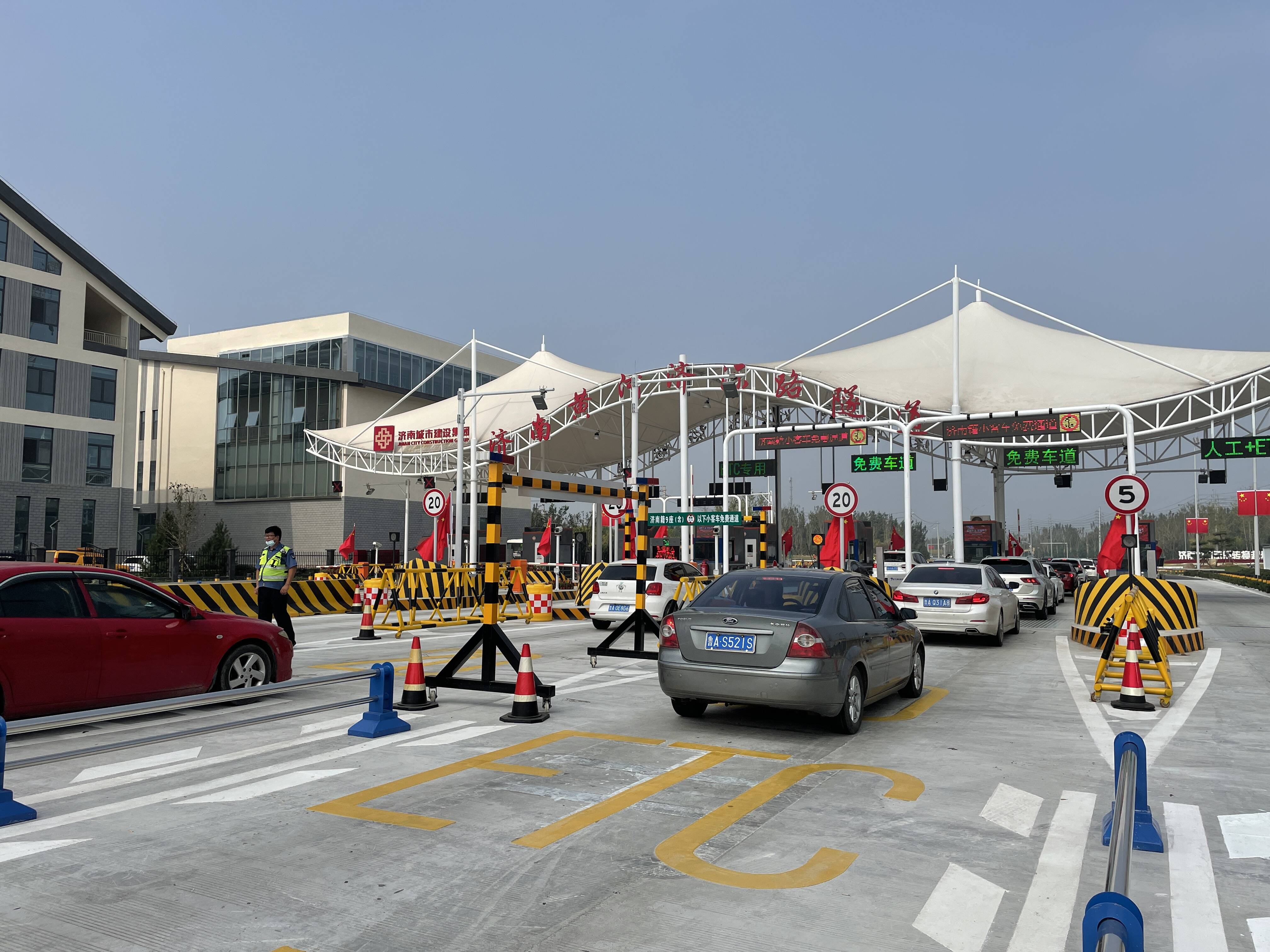 济南黄河隧道国庆假期首日交通状况平稳，一小时2000辆车穿过