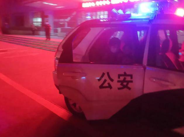 车辆被追尾导致一周岁孩子受伤需紧急救治 滨州民警紧急护送
