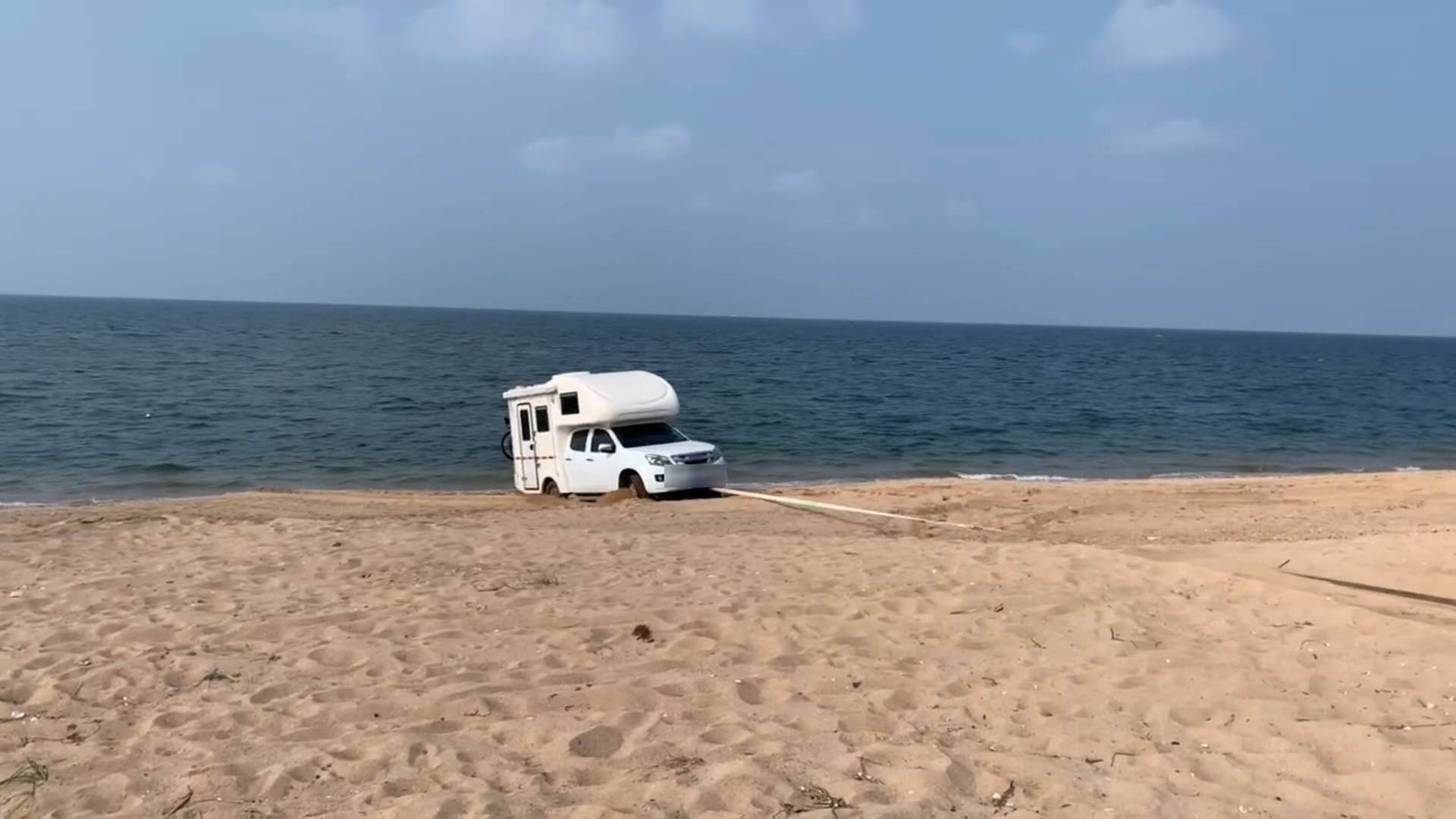 房车驶入沙滩观光“难以自拔” 救援队两辆车拖拽一小时救出