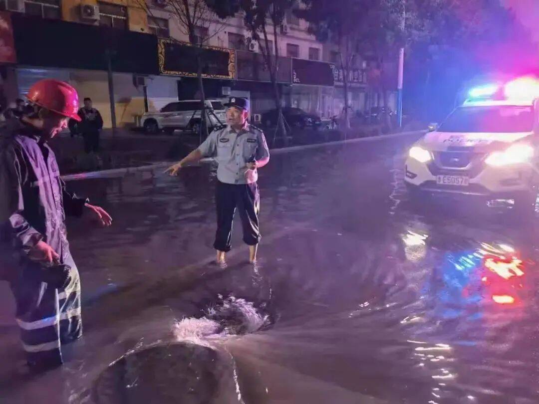 節(jié)日我在崗｜頂風(fēng)冒雨堅(jiān)守崗位 山東公安全力迎戰(zhàn)雨情汛情