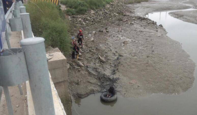 日照：男子被困桥下淤泥中 消防快速解救
