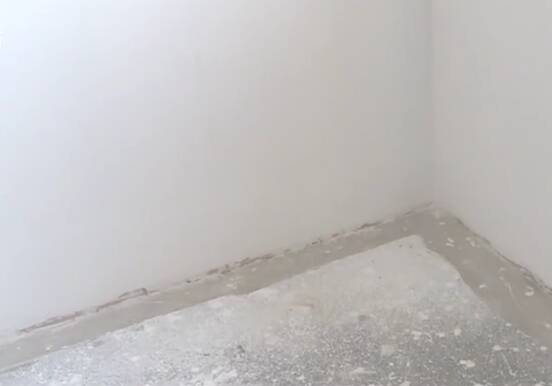 青岛昆仑首府小区新房被诉墙角渗水 多次维修没效果？