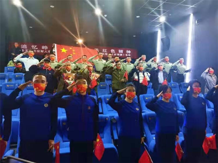 潍坊市奎文区组织部分老兵和现役军人共同观影《长津湖》