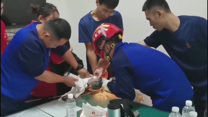 潍坊：超市员工遭绞肉机“咬手” 消防员50多分钟破拆救援