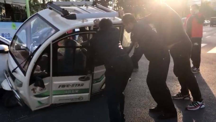 滨城区综合行政执法队员巡逻遇事故现场 及时将受伤人员移至安全区域