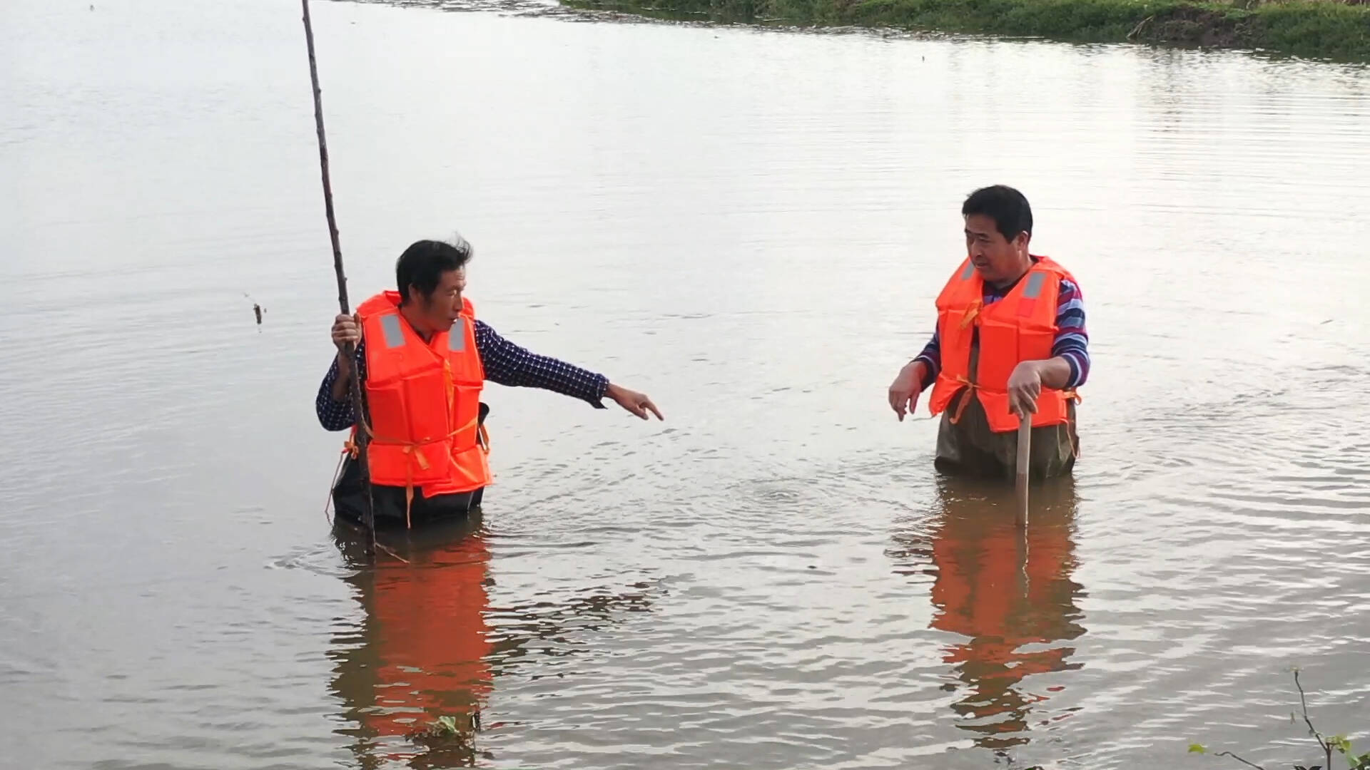 德州武城：漳卫南运河临水面“冒泡”，巡查人员利用袋装泥土及时处置隐患