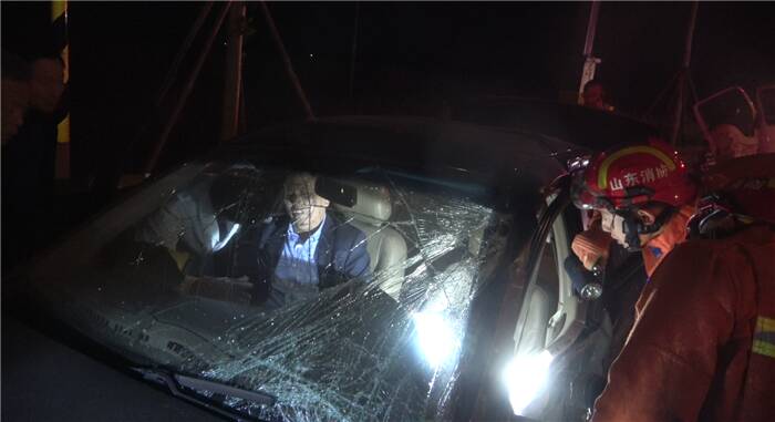 3车相撞2人被困 东营消防紧急救援