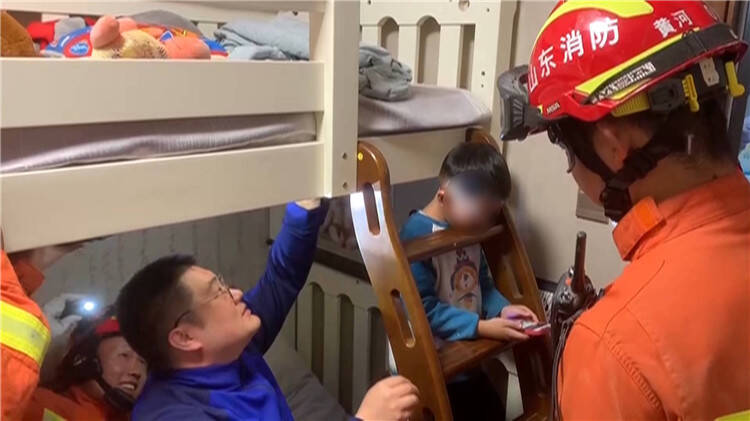 内心强大！5岁男孩头部被卡床梯 整个救援过程都在“淡定”看视频