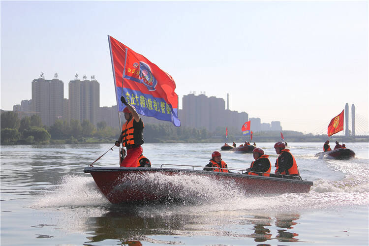 空中搜寻、水面救援 潍坊安丘公安组织开展水上救援联合演练