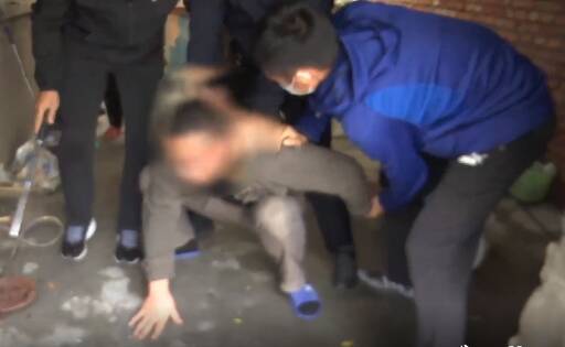 独家视频 | 记者跟警抓毒贩 破门而入发现床下“溜冰”工具 近40人被抓