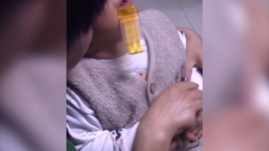 滨州一男童舌头被糖盒卡住 消防员紧急救助