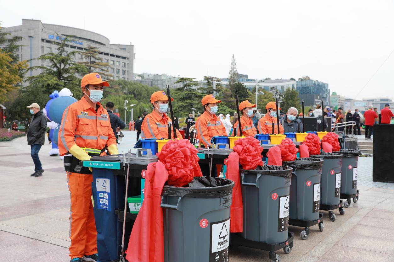 济南市历下区举行环卫工人节庆祝活动 垃圾分类移动式收集车亮相泉城广场
