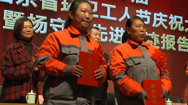 慰问金、新工装都有了！潍坊市潍城区1500余名环卫工人领到“节日大礼包”