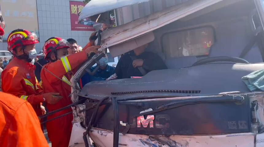 两车追尾人员被困 邹城消防紧急救援