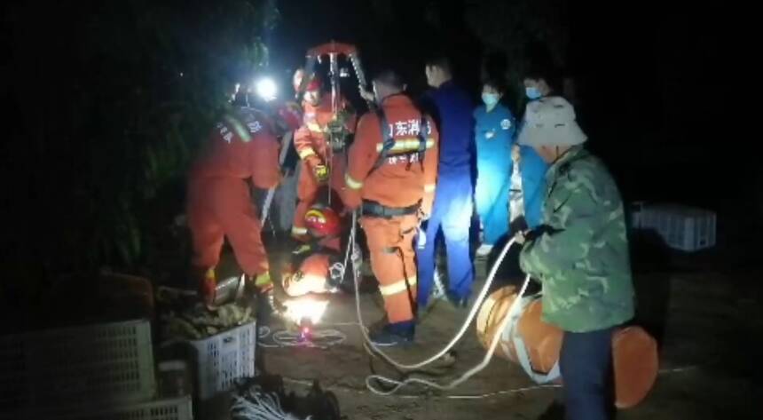 济宁3人掉入10米地窖 消防员火速救援