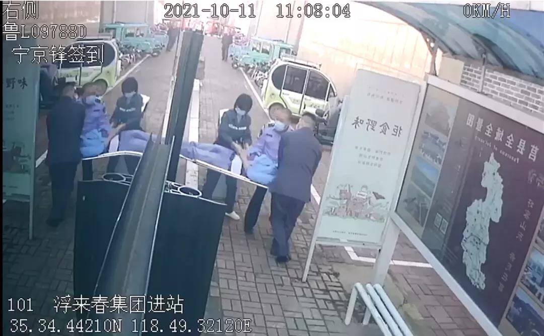 日照莒县：公交上一乘客突发癫痫 驾驶员和热心乘客紧急施救