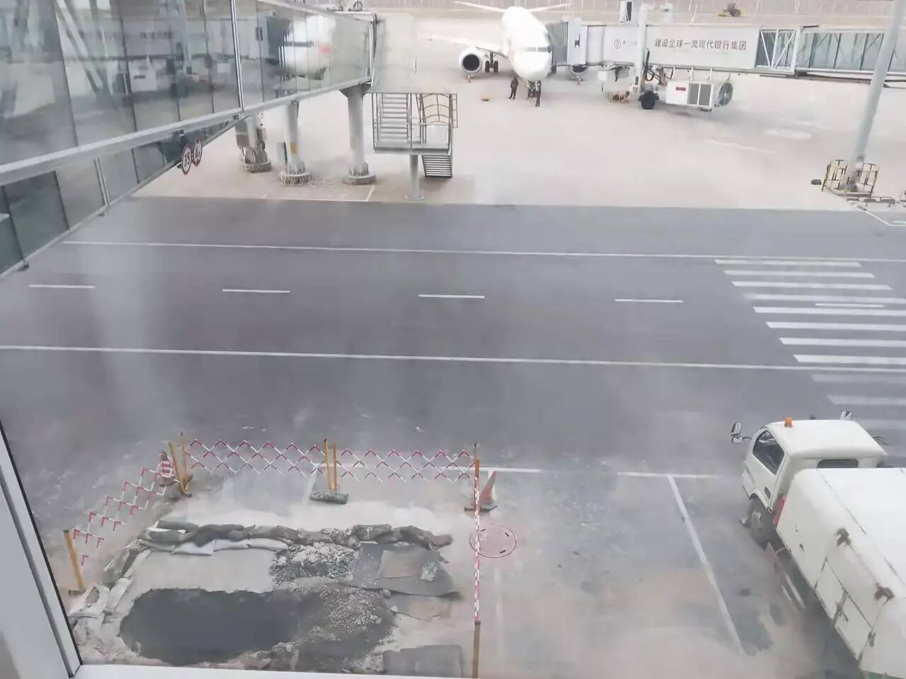 机场停机坪附近出现“土坑”影响安全？济南机场回应：正常修缮 目前已回填完成