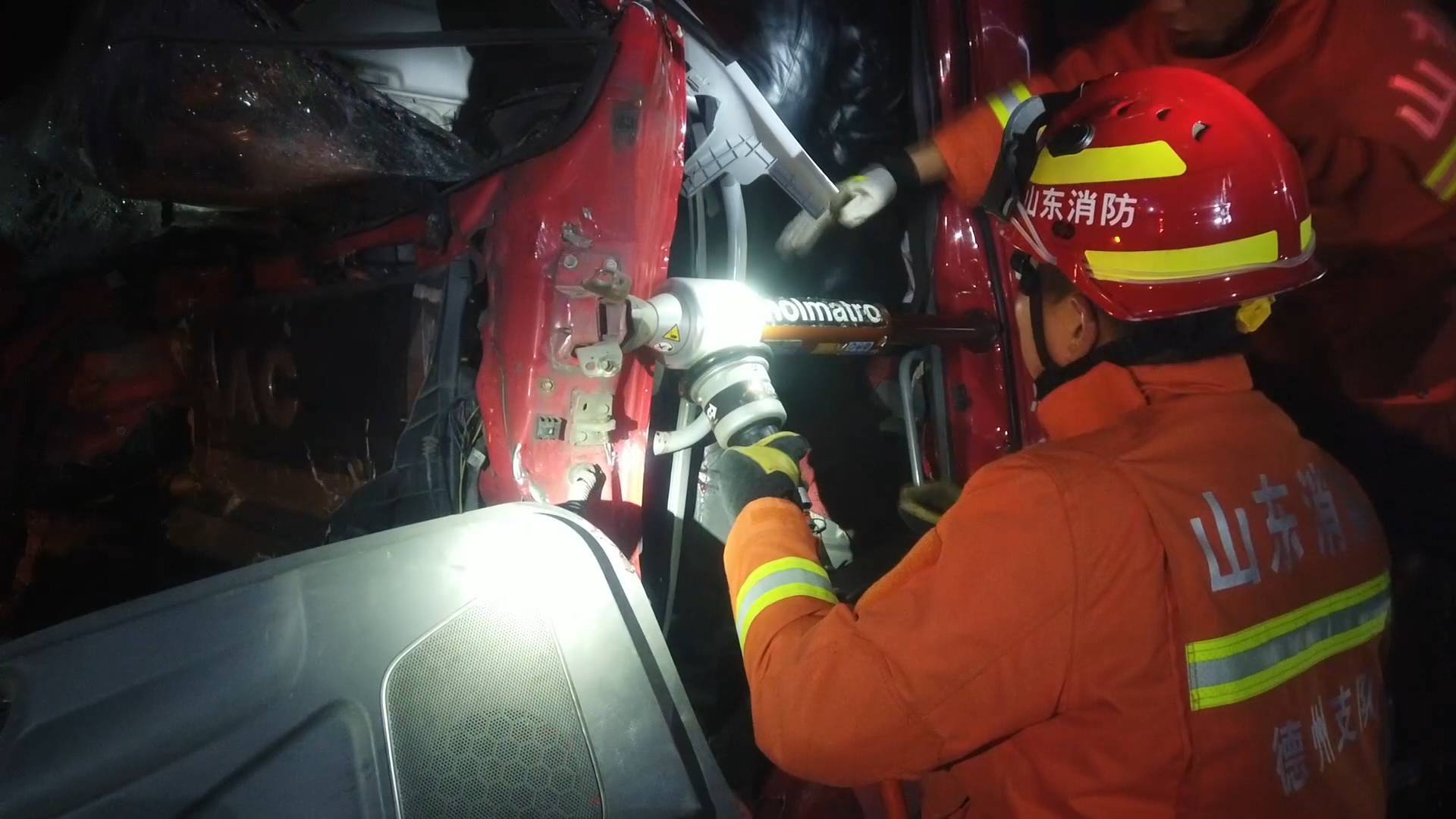 淄博：两车追尾致使驾驶室1人被困 消防员紧急救援 