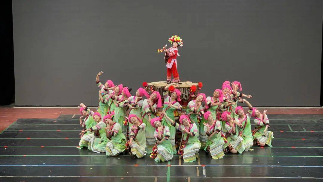 7岁女孩登上“荷花奖”舞台  要用舞蹈展现家乡魅力