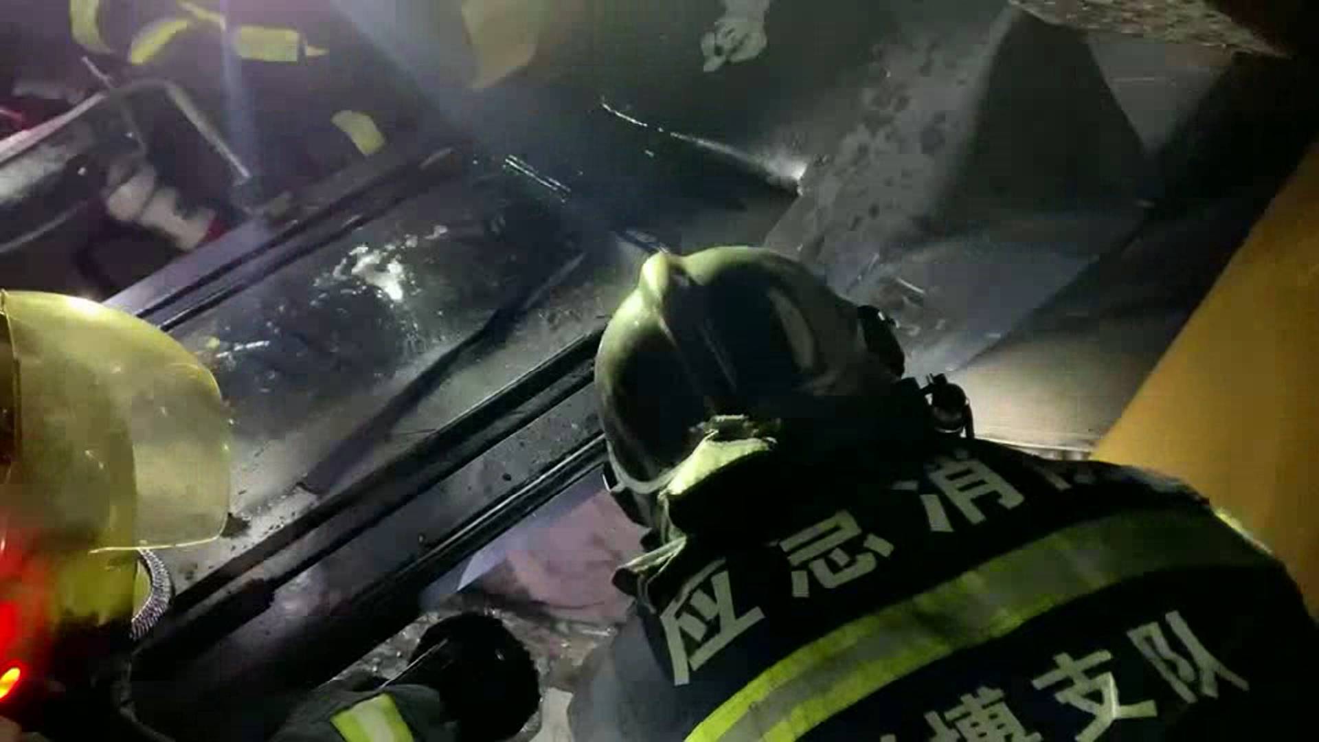 淄博：铲车翻车一人被困 消防紧急救援