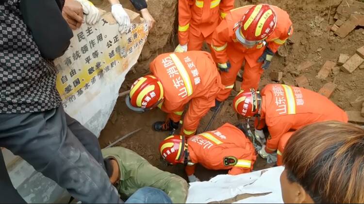 暖心营救！聊城一工人双腿被困！消防员徒手刨泥土、群众合力护围墙救援