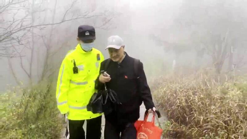 国庆登泰山获民警热心救助，陕西82岁老人寄来感谢信