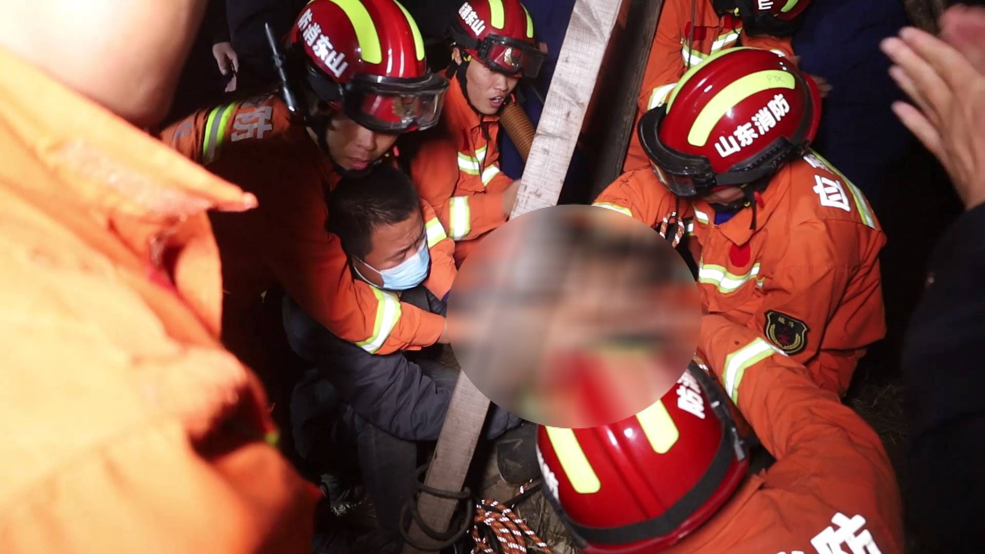 聊城5岁男童意外坠落40米深井 消防借用摄像机查看救援